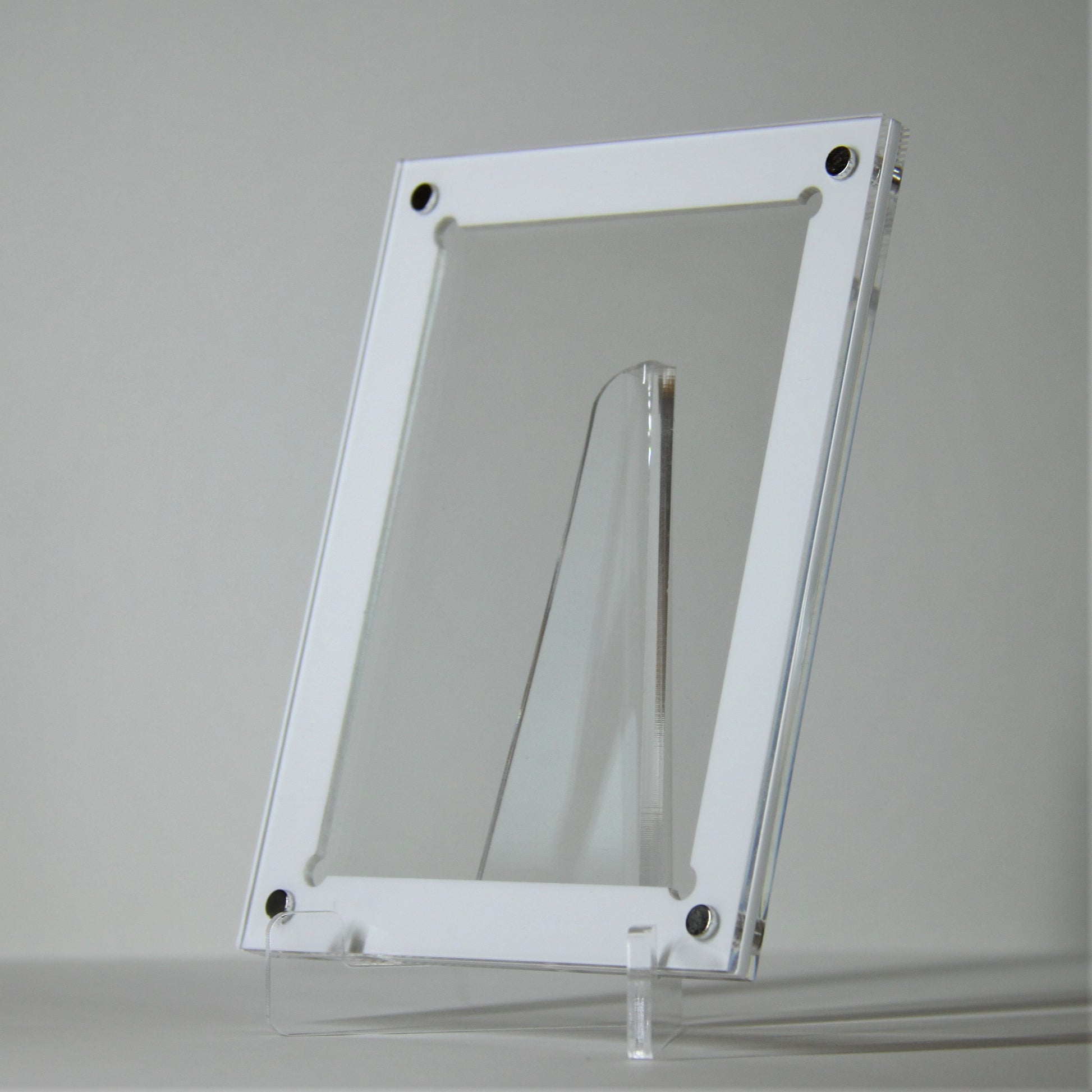 Magnetic Acrylic Protective Card Holder For One Single Card (white) - Acrydis