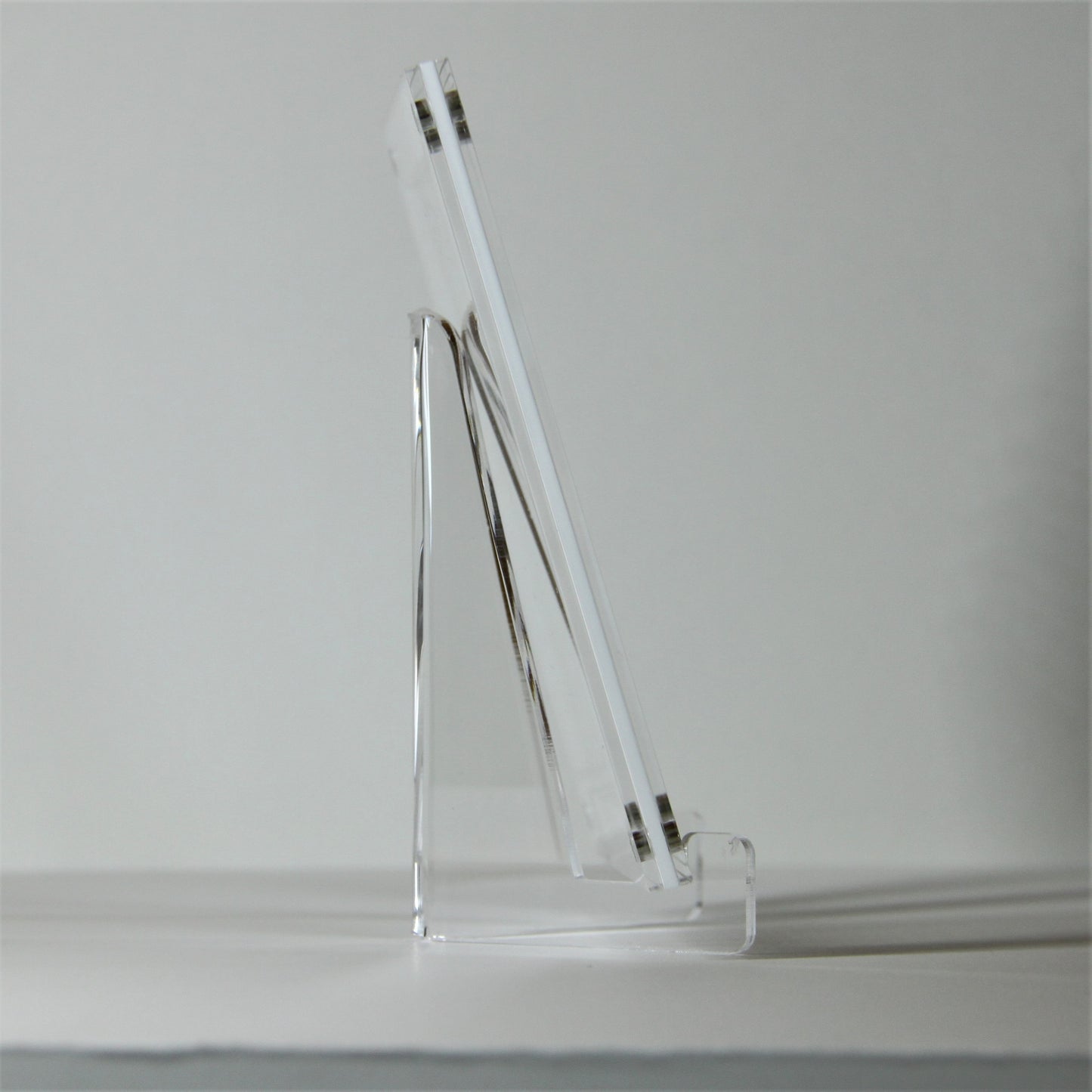 Magnetic Acrylic Protective Card Holder For One Single Card (white) - Acrydis
