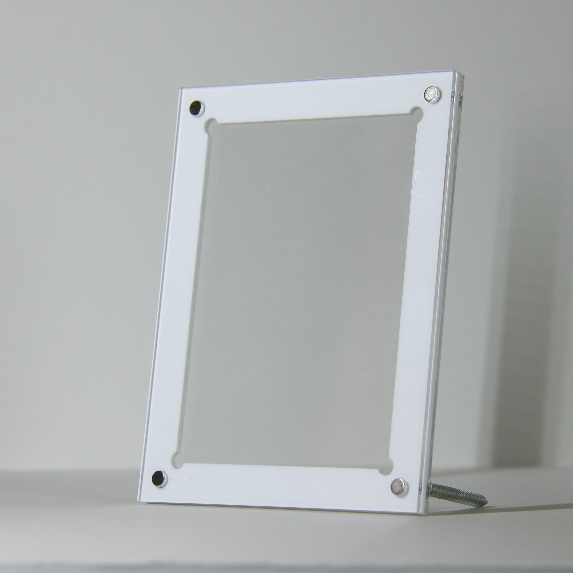 Magnetic Acrylic Protective Card Holder For One Single Card (white) - Acrydis